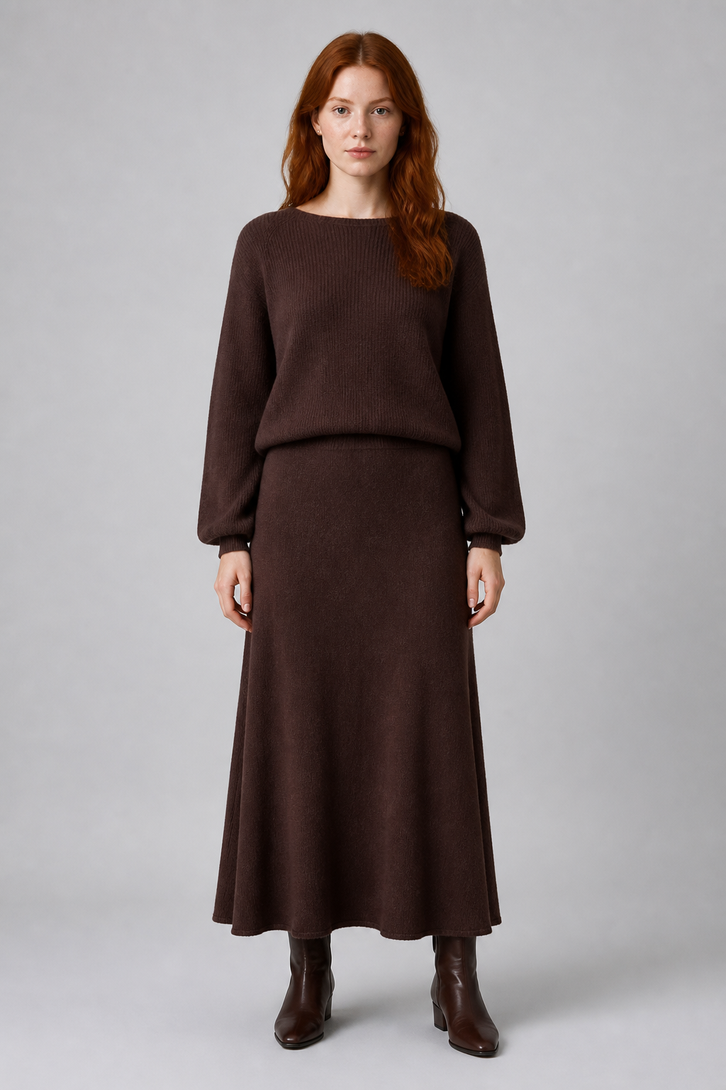 Ensemble jupe évasée et haut marron, studio face