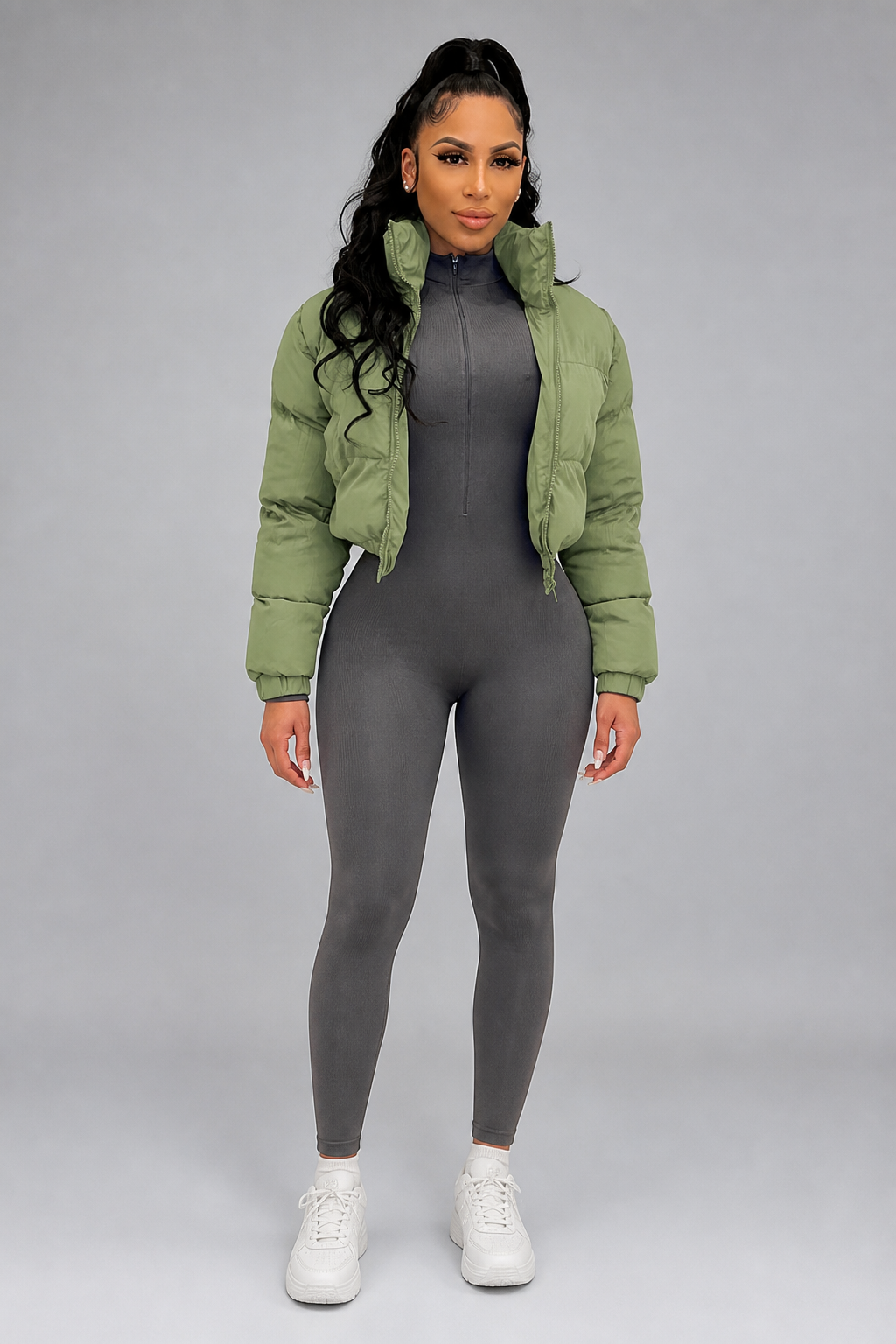 Doudoune courte zippée vert olive, studio face